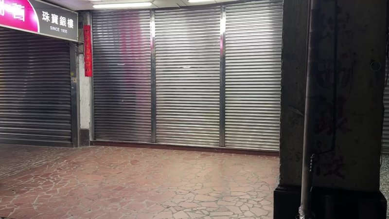 林姓男子25日到南投市民權街1家銀樓假裝買金飾,拿了1條價值新台幣38萬餘元的金項鍊就往外跑,警方26日在竹山鎮緝獲林姓男子,依法偵辦。(民眾提供)中央社記者蕭博陽南投縣傳真 114年5月26日