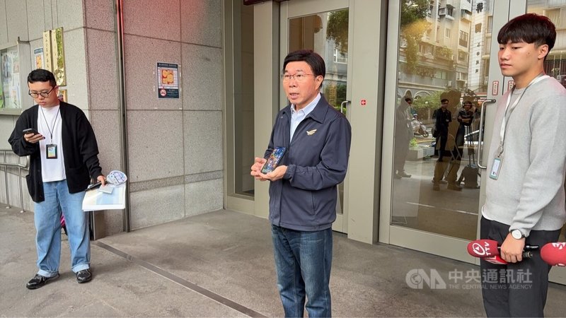 民進黨台北市黨部主委張茂楠(中)26日接受媒體聯訪表示,他於25日進行網路投票導致LINE帳號遭駭客盜用,已緊急到警局報案。中央社記者黃麗芸攝 114年5月26日