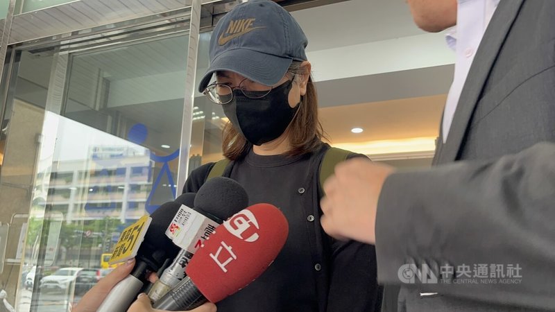 勞動部勞動力發展署北分署前分署長謝宜容涉貪污案遭起訴,新北地院26日召開準備程序庭,謝宜容哽咽認罪,庭後步出法院接受媒體訪問。中央社記者趙敏雅攝 114年5月26日