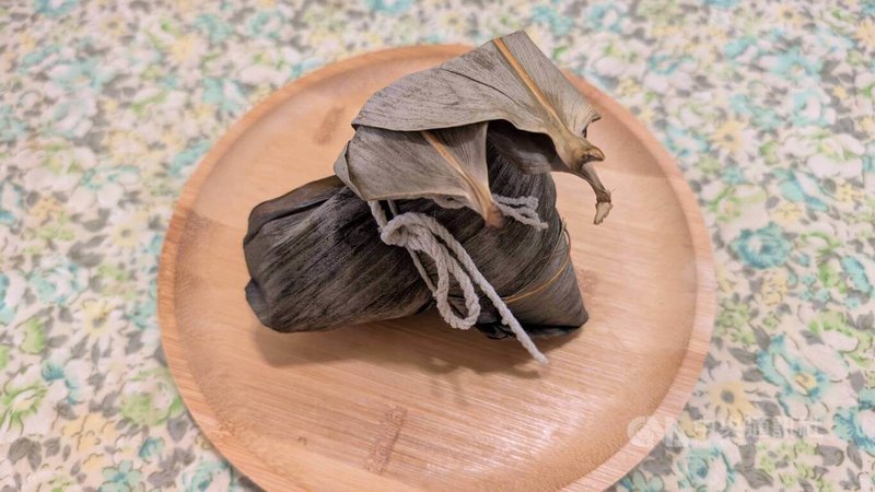 端午佳節將至,醫師指出,有研究顯示,節日期間增加的體重,可能會成為「假期脂肪」,平均只有一半能成功減去,日積月累讓減重越來越難。圖為粽子外觀。中央社記者曾以寧攝 114年5月26日