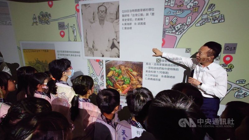 嘉義縣鹿仔草民俗文化學堂獲文化部補助設置數位展廳26日揭幕啟用,縣長翁章梁(後右)透過數位裝置與鹿草國小學生互動,針對鹿草鄉文化歷史進行問答。中央社記者蔡智明攝 114年5月26日