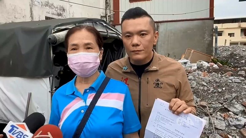 台中市霧峰區發生建商拆屋糾紛,其中1戶屋主林姓婦人(左)26日在民眾黨市議員江和樹(右)陪同下,接受媒體聯訪表示,她不同意拆遷並非要占用土地,而是想爭取優先購買權。(江和樹堤供)中央社記者蘇木春傳真 114年5月26日