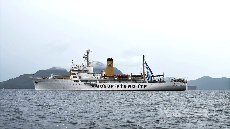 海事訓練船「奧卡號」(Kapitan Felix Oca)準備航往南海中業島海域,舉辦海上和平演唱會。中央社記者林行健艾尼島海域攝 114年5月26日