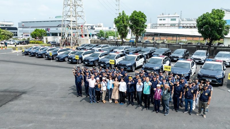 屏東警用裝備新增生力軍,屏東縣政府新購62輛警用汽機車、汰換逾齡車輛,26日舉行授車儀式,縣長周春米(前排左6)出席。(屏東縣政府提供)中央社記者黃郁菁傳真 114年5月26日
