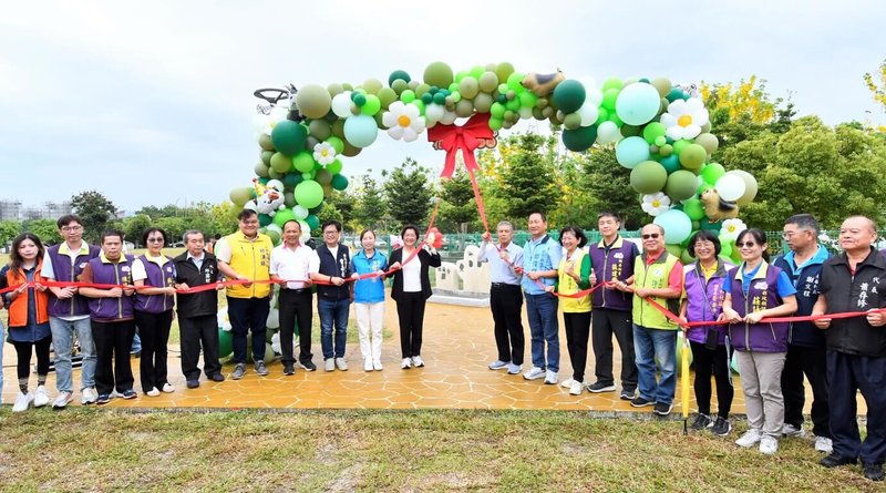 彰化社頭鄉花木公園26日啟用,花木公園是縣內第4座寵物公園,彰化縣長王惠美(左10)出席剪綵。(彰化縣政府提供)中央社記者吳哲豪傳真 114年5月26日
