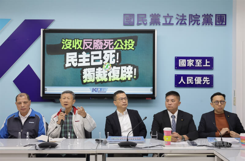 中央選舉委員會決議反廢死公投不符規定,國民黨立法院黨團首席副書記長羅智強(中)、立委吳宗憲(右2)、葛如鈞(右)與受害者家屬26日舉行記者會表示,中選會這次沒收反廢死公投是毀憲亂政,已違反公投法及憲法的權力分立。中央社記者裴禛攝 114年5月26日
