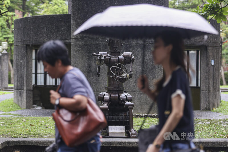 圖為台北市大安區民眾撐傘擋雨。中央社記者鄭清元攝 114年5月26日