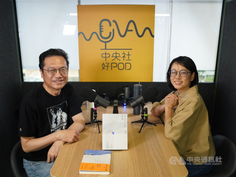 作家張惠菁（右）與主持人邱祖胤(左)分享睽違六年推出的散文作品《與我平行的時間》。中央社記者徐肇昌攝 114年4月25日