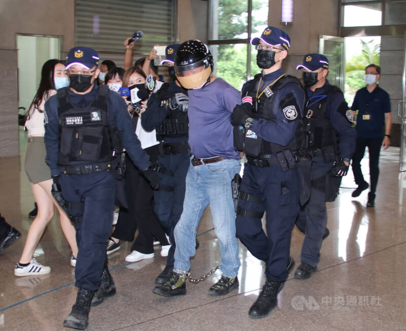 南投康建生技槍擊案釀4死，凶嫌李鴻淵（中）2022年落網被帶回警局。（中央社檔案照片）