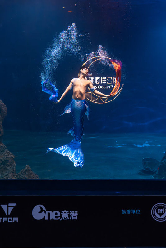 2025第3屆台灣人魚暨水舞表演賽25日在花蓮遠雄海洋公園落幕,公開男子組由菲律賓的Gian Jurado稱王,展現流暢穩定的水下控制力。(台灣自由潛水發展協會提供)中央社記者李先鳳傳真 114年5月26日