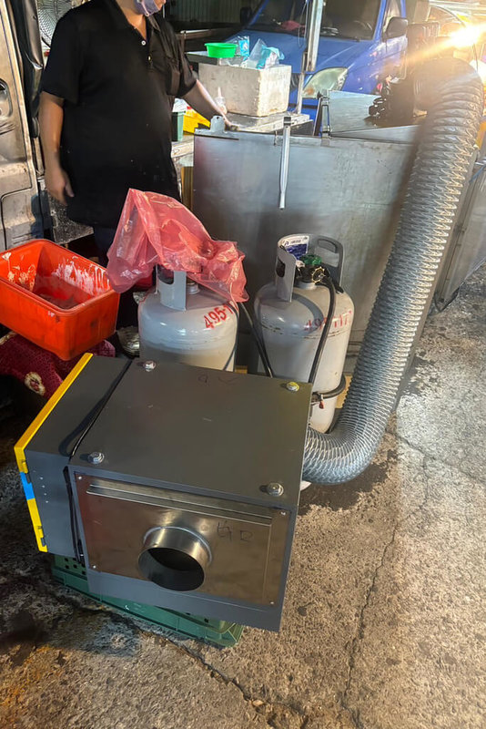 國立中山大學26日公布跨校合作研究指出,夜市產生的空氣污染物,不僅會滲透至鄰近家庭環境甚至影響兒童肺功能。新北市、桃園市、台中市及高雄市都有輔導機制,夜市管委會也表示會配合設置靜電式油煙淨化器及相關設備,將影響降到最低。(桃園市政府環保局提供)中央社記者吳睿騏桃園傳真 114年5月26日