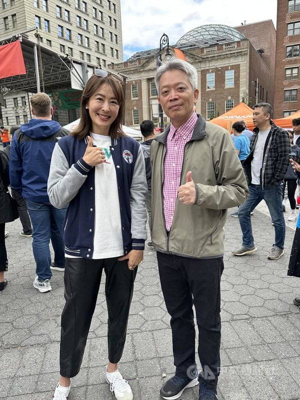 駐紐約辦事處長李志強與台北101董事長賈永婕,共同出席在曼哈頓聯合廣場舉行的台灣巡禮文化藝術節。中央社記者廖漢原紐約攝 114年5月26日