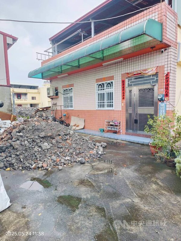 台中市霧峰區六股路1處2700坪的土地，日前發生建商進場拆屋爭議事件，有居民稱「出去買菜回來家就被拆了」，並有多戶屋主到警局提告毀損。（翻攝照片）中央社記者蘇木春傳真  114年5月26日
