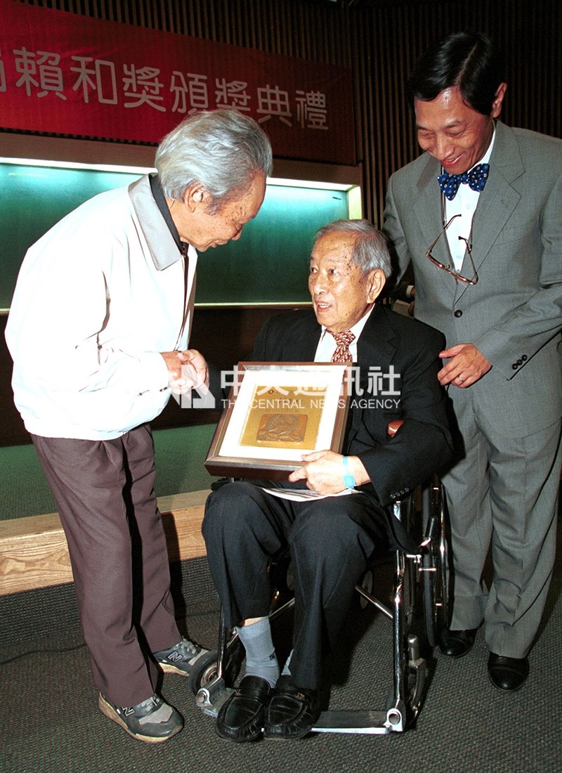 第十屆賴和獎頒獎典禮在台灣大學醫學院舉行，中研院院士李鎮源（坐輪椅者）獲得賴和特別獎，由鍾肇政（左）代表頒發獎牌。中央社記者吳繼昌攝 90年5月27日