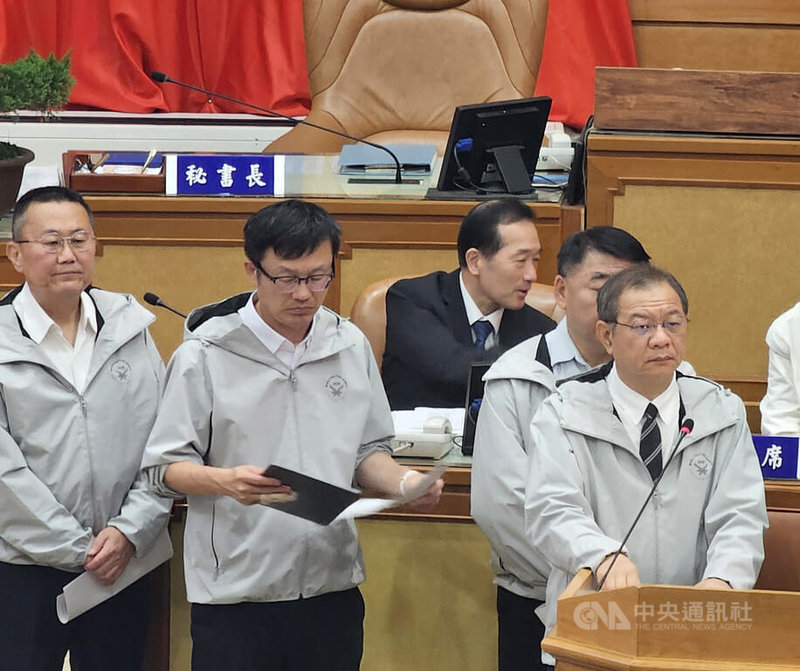 新北市三峽車禍造成重大傷亡，肇事的余姓駕駛仍在加護病房治療中，新北市警察局長廖訓誠（前右）26日在議會表示，因涉及證據能力問題，要等醫院就肇事者意識狀態認定後才會製作筆錄。中央社記者王鴻國攝  114年5月26日