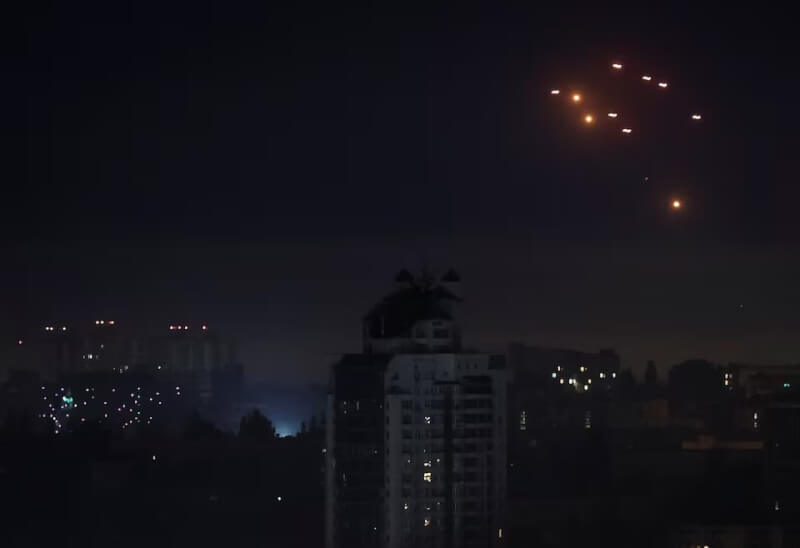烏克蘭當局26日表示，俄羅斯連夜對烏國發動全面入侵以來最大規模的無人機攻勢。圖為基輔夜空所見爆炸畫面。（路透社）