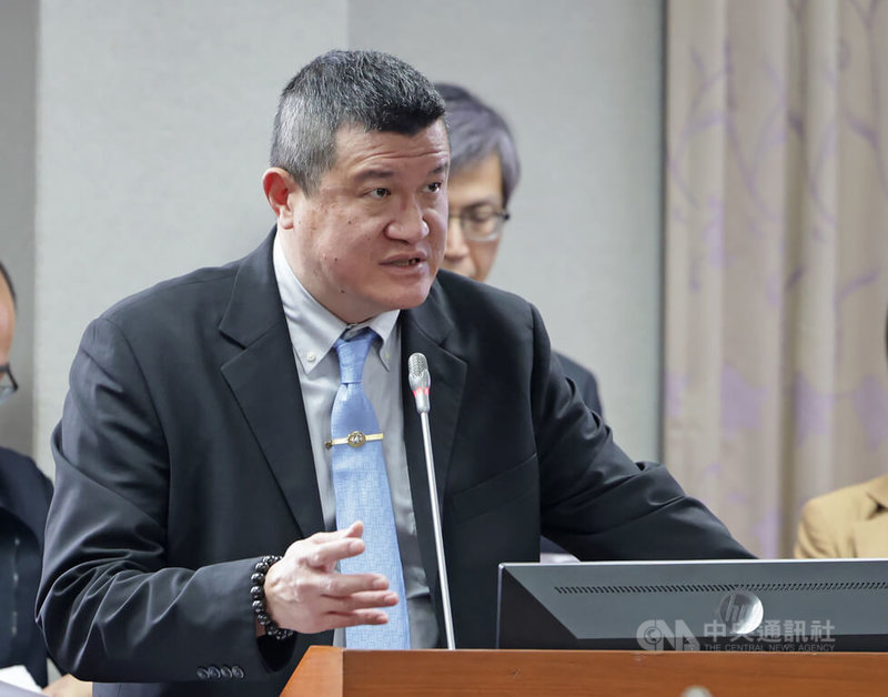 政府專案清查軍公教人員有無持領中國大陸證件情況,陸委會主委邱垂正12日說,第1波針對核心的軍公教人員。內政部次長馬士元(前)26日在立法院提到,接下來的第2波會針對「公職與公立學校教師」展開清查。中央社記者裴禛攝 114年5月26日