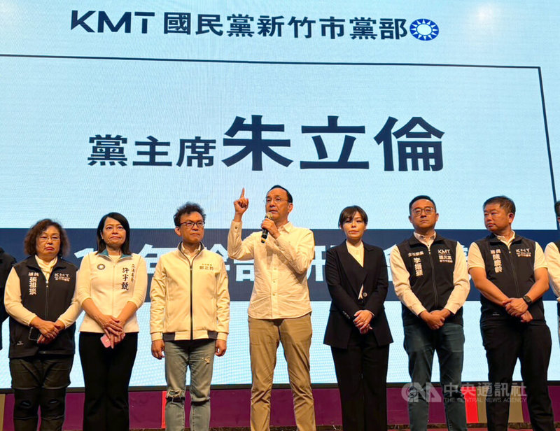 國民黨主席朱立倫(左4)26日出席「反惡罷、戰獨裁」政策說明會新竹場,停職中的新竹市長高虹安(右3)、國民黨立委鄭正鈐(左3)也到場宣講。中央社記者郭宣彣攝 114年5月26日