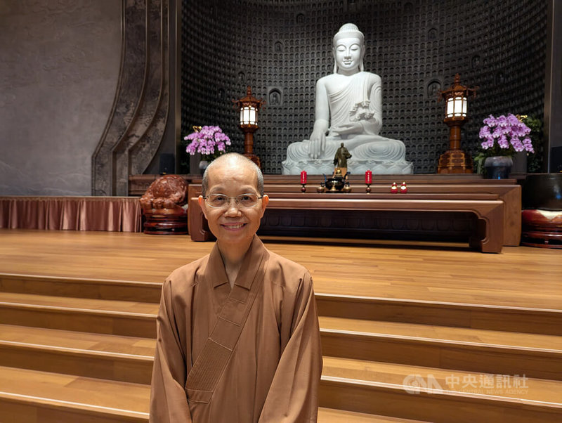 台中佛光山惠中寺將舉辦29場「未來與希望」系列講座,佛光山中區總住持暨惠中寺住持覺居法師27日受訪表示,今年主題為「向前有路」,盼透過邀請講者分享生命故事,可以鼓舞更多人的勇氣。中央社記者蘇木春攝 114年5月27日