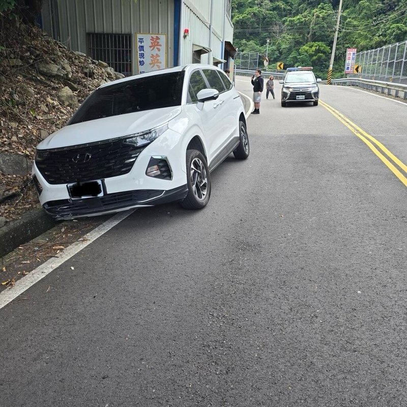 1名疑似外籍男子21日駕車行經台中市和平區東關路段，可能因路況不熟，車子後照鏡碰撞路邊的婦人，車子掉進山溝中，婦人頭部受傷送醫中。（民眾提供）中央社記者趙麗妍傳真 114年5月27日
