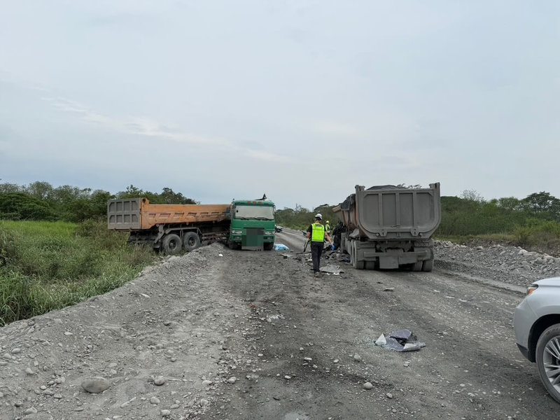 屏東2輛砂石車26日行駛在高樹鄉荖濃溪河床，不明原因對撞，釀成1死1傷的意外。（里港警分局提供）中央社記者李卉婷傳真  114年5月27日