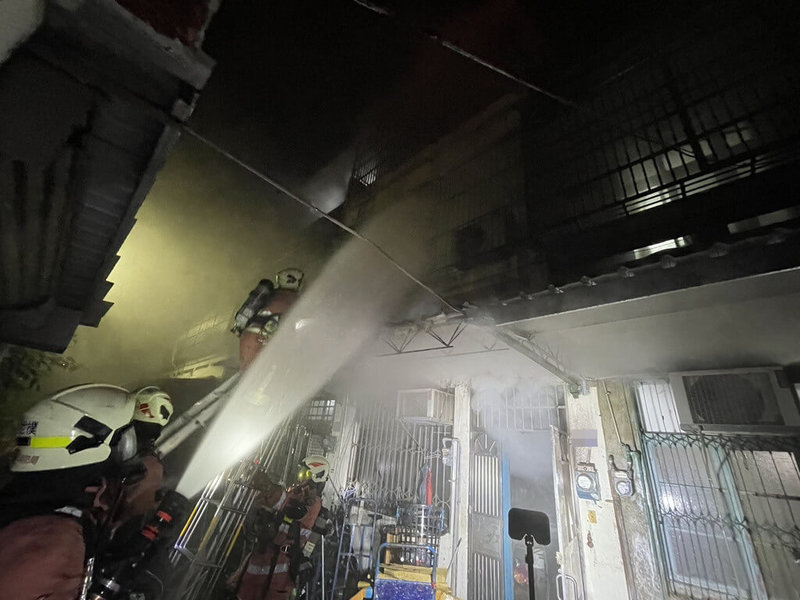 新竹市香山區1處民宅27日發生火警,消防局獲報前往布水線搶救,起火原因仍待調查釐清。(新竹市消防局提供)中央社記者郭宣彣傳真 114年5月27日