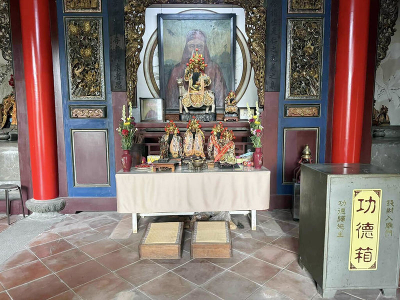 嘉義縣定古蹟中埔吳鳳廟的廟桌、供具、香爐近日全被偷走，臨時找長桌供奉神明。（吳鳳廟提供）中央社記者蔡智明傳真114年5月27日