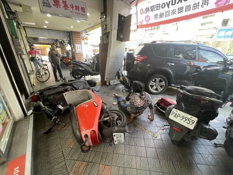 台北市27日發生無照7旬老翁開車買便當不慎衝入騎樓釀傷事件,警方表示遭撞倒在騎樓的是46歲機車騎士,四肢擦挫傷;另有2輛停在路旁的機車也遭碰撞,肇事汽車駕駛鄭男未受傷。(隆和里長沈春華提供)中央社記者楊淑閔傳真 114年5月27日