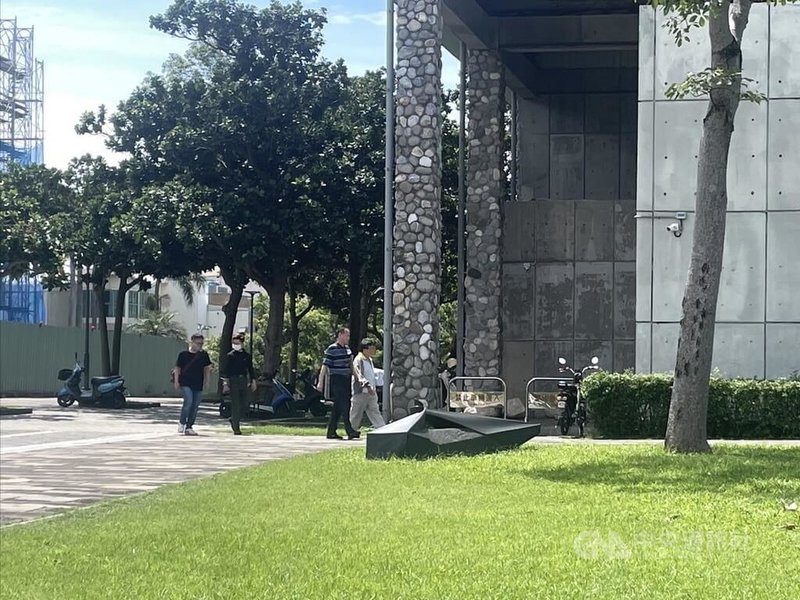 花蓮縣議會27日上午進行總質詢,發現文化局長吳勁毅未列席,縣府官員趕緊找人,傳遭檢調帶回調查,圖為檢調人員進入文化局辦公處所。中央社記者李先鳳攝 114年5月27日