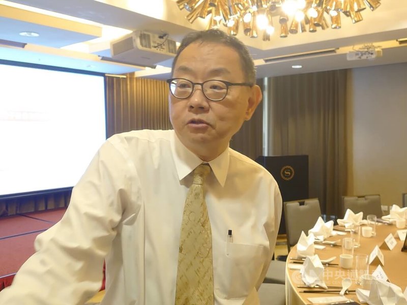 華邦電27日召開股東常會，董事長焦佑鈞（圖）會後受訪說，因為關稅變數，目前很多急單，不過下半年訂單能見度並不明朗，應視關稅措施而定。中央社記者張建中攝 114年5月27日