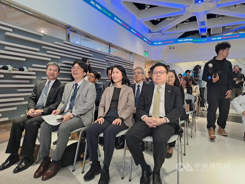台灣證券交易所27日舉行「台灣自然碳匯永續共生行動計畫」啟動儀式,將向環境部申請台灣首例「自然碳匯」。右起證交所董事長林修銘、證交所總經理李愛玲、碳交所總經理田建中。中央社記者潘智義攝 114年5月27日