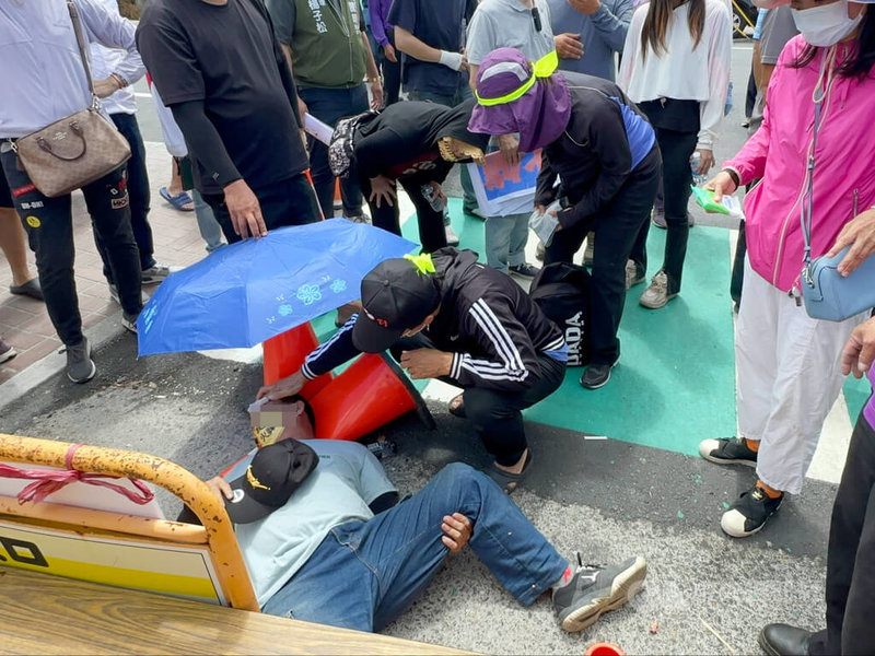 彰化縣政府27日在彰化市及芳苑鄉舉辦火葬場說明會,二林芳苑反火葬場自救會成員兵分二路參加,因不滿縣府管制會場,與警方數度爆發推擠,1名男子在衝突中摔傷,造成左大腿骨折送醫治療。中央社記者鄭維真攝 114年5月27日