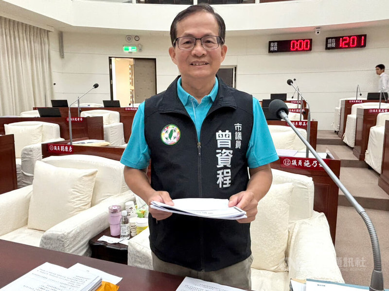 民進黨新竹市議員曾資程(圖)27日表示,市府成立「公園及觀光區設施維護管理中心」,整合多處修樹、割草業務,但公管中心仍有缺額未招滿,人力未到位,造成公園雜草叢生,影響市容。中央社記者郭宣彣攝 114年5月27日