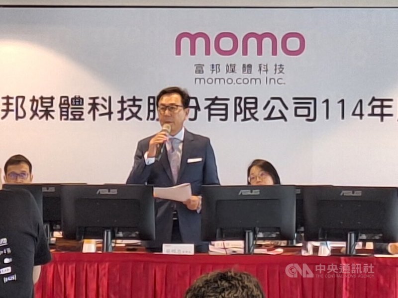 富邦媒董事長蔡明忠(中)27日出席股東會,會後被問到電力供應時指出,台灣當前面臨能源轉型的迫切挑戰,「用天然氣代替煤」是短期內最關鍵任務。中央社記者何秀玲攝 114年5月27日