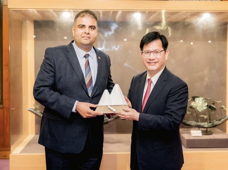 外交部長林佳龍（右）26日晚宴英國「工黨台灣之友會」共同主席米西拉（Navendu Mishra，左）所率領的訪團，並致贈台灣精品茶葉禮盒。（外交部提供）中央社記者楊堯茹傳真  114年5月27日