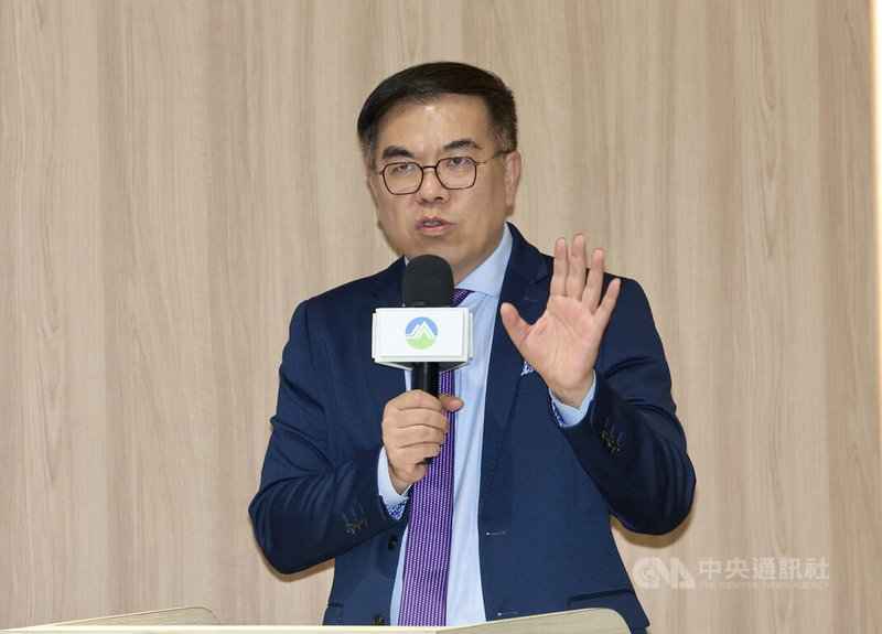 環境部27日舉行「杜絕非法棄置營建產出物」記者會,環境部長彭啓明表示,過去營建廢棄物、營建土石方的回報機制不相同,未來會做到全流向監控,每一部運輸車輛都加裝GPS;明年起也會在傾倒熱區設置智慧圍籬,協助通報。中央社記者張皓安攝 114年5月27日