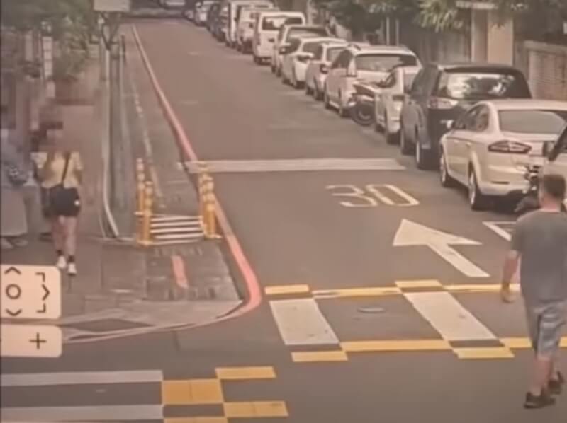 圖為中國直播主（左）疑在民生社區拍攝學生。（截圖自警方提供影片）