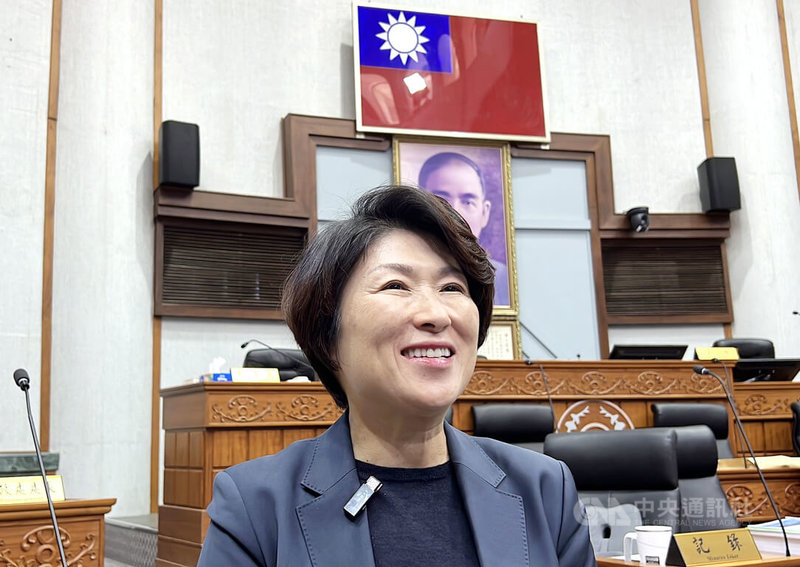 遠見雜誌27日公布今年縣市長施政滿意度調查，台東縣長饒慶鈴蟬聯5星縣長。她受訪表示，「慢經濟、快效率」施政理念再次獲肯定；這成績不是施政終點，而是邁向更高的起點。中央社記者盧太城台東攝 114年5月27日