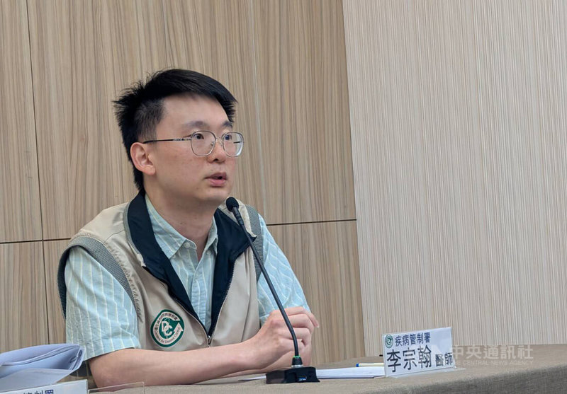 衛福部疾管署防疫醫師李宗翰（圖）27日表示，上週新增COVID-19重症中，包含114年年紀最小個案，為南部1個月大男嬰就醫後因呼吸喘，且血氧偏低、二氧化碳偏高出現「酸中毒」現象，住加護病房。中央社記者曾以寧攝  114年5月27日