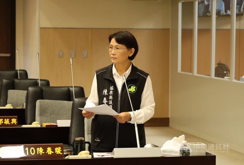 2027台灣燈會在苗栗,縣府擬在竹南頭份運動公園設主燈區。民進黨縣議員陳春暖(圖)27日質詢指出,因燈會主場地集中在北區鄉鎮,南邊的卓蘭、泰安、大湖、三義恐難受惠,要求文化觀光局設法設計導流與串聯機制,讓燈會真正「照亮整個苗栗」。中央社記者管瑞平攝 114年5月27日