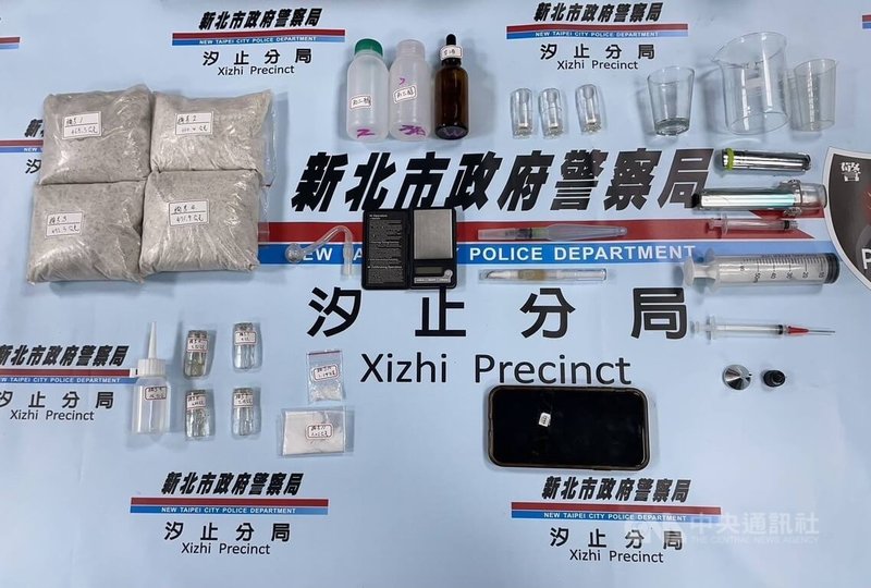 新北市政府警察局汐止分局員警27日攔查一輛車牌與車型不符可疑車輛，駕駛張姓男子假意受檢，伺機衝撞警車，警方對該車左前輪開4槍示警，將張男壓制逮捕，並在車上搜出毒品。（翻攝畫面）中央社記者趙敏雅傳真  114年5月27日