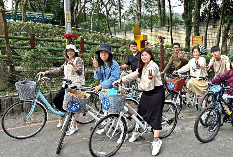 新北市高灘處響應世界自行車日，民眾於6月2日至4日到新北河濱租借站租車，與租借站合影上傳個人社群網站並標註特定字句可享折扣優惠。（高灘處提供）中央社記者王鴻國傳真 114年5月27日