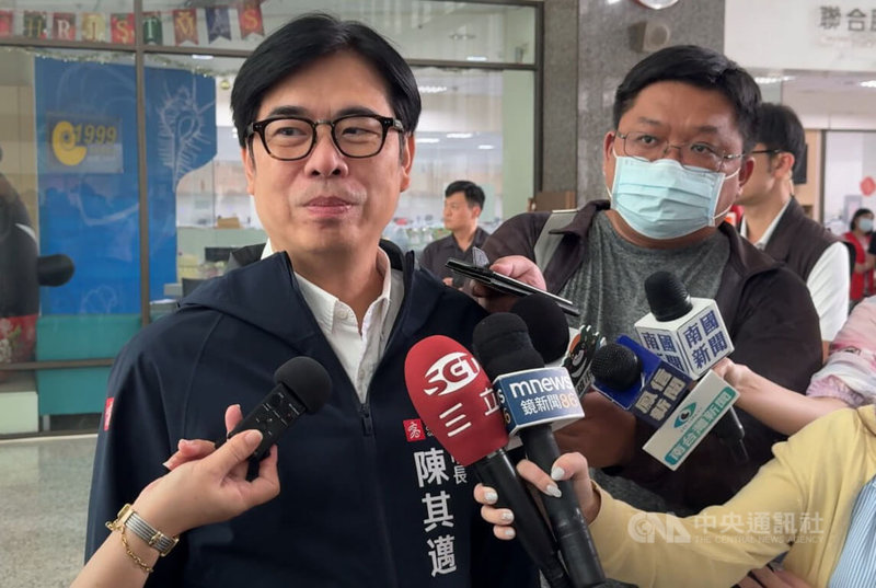 韓國女團BLACKPINK將於10月18日及19日再到高雄國家體育場開唱;市長陳其邁(左)27日接受媒體聯訪時說,市府會做好準備來迎接粉絲。中央社記者蔡孟妤攝 114年5月27日