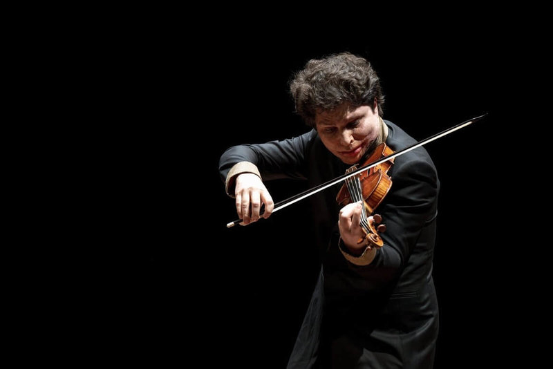 小提琴名家奧古斯汀．哈德利希（Augustin Hadelich）（圖）首度在亞洲與柏林愛樂巴洛克獨奏家合奏團（Berliner Barock Solisten）合體，7月將於台北國家音樂廳演出。（牛耳藝術提供）  中央社記者趙靜瑜傳真  114年5月27日