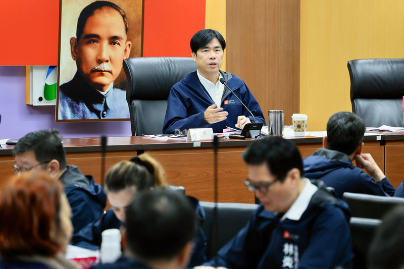 高雄市政府27日召開市政會議,由市長陳其邁(後中)主持,指示各機關就權管業務持續深化高雄的國際交流合作,提升城市國際能見度。(高雄市政府提供)中央社記者蔡孟妤傳真 114年5月27日