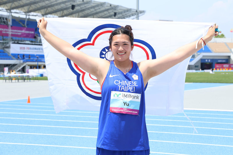 台灣女子鏈球好手余雅倩27日在亞洲田徑錦標賽首日賽事,以64公尺25拿下銅牌,擺脫大賽總是第4名的惡夢,走出賽場,臉上終於露出滿意且開心的表情。(中華民國田徑協會提供)中央社記者黎建忠傳真 114年5月27日