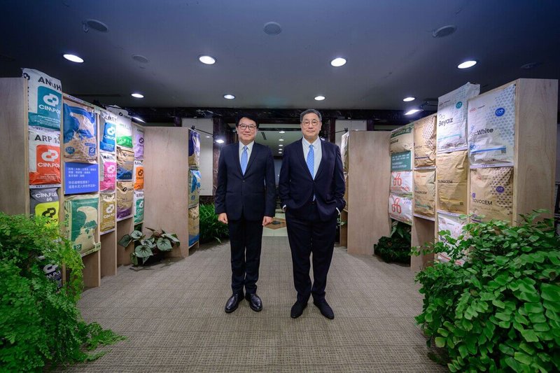 台泥董事長張安平(右)27日談到越南水泥反傾銷案,他呼籲,台灣水泥業正遭受碳費與進口高碳水泥傾銷的雙重夾擊,必須有台版碳邊境調整機制(CBAM),才能確保讓進出口水泥承擔一樣的碳成本。(台泥提供)中央社記者何秀玲傳真 114年5月27日