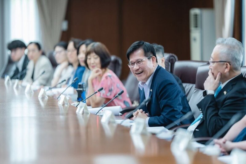 外交部長林佳龍16日召開外交部「品牌識別優化」諮詢小組首次會議，並進行開場致詞。（外交部提供）中央社記者楊堯茹傳真  114年5月27日
