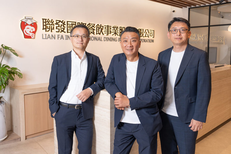 聯發國際董事長鄭凱隆（中）延攬劉經綸（左）擔任公司集團總經理，由陳聖中（右）擔任國際事業總經理。（聯發國際提供）中央社記者江明晏傳真 114年5月27日