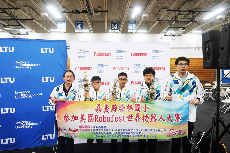 嘉義縣柴林國小學生楊嘉栩(右2)、吳承昀(中)、陳博勛(左2)5月中代表台灣參加美國密西根州勞倫斯理工大學舉辦「2025 Robofest 世界機器人大賽-機器人遊行嘉年華」賽事,打敗其他國家隊伍榮獲世界冠軍。(柴林國小提供)中央社記者蔡智明傳真 114年5月27日